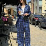 Шовковий костюм з синім візерунком