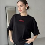 Чорна футболка з надписом “amor”