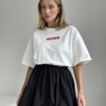 Біла футболка з надписом "QUEEN"