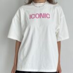 Біла футболка з надписом "ICONIC"