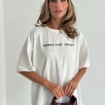 Біла футболка з надписом "MONEY IS MY THERAPY"