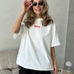 Біла футболка з надписом "SPICY"