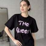 Чорна футболка з надписом "The Queen"